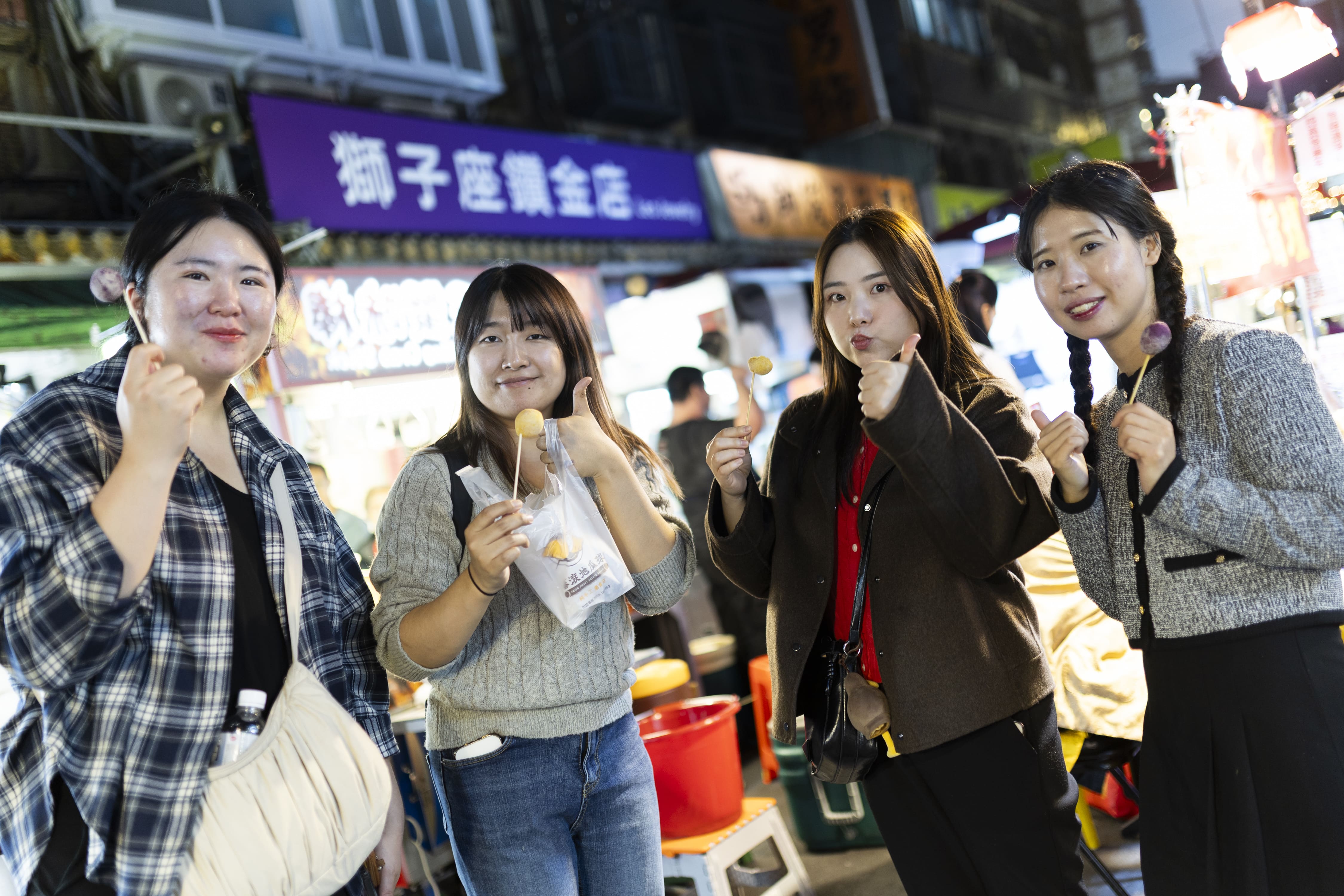 體驗夜市小吃、Q彈地瓜球是4位韓國麥胞的心頭好。