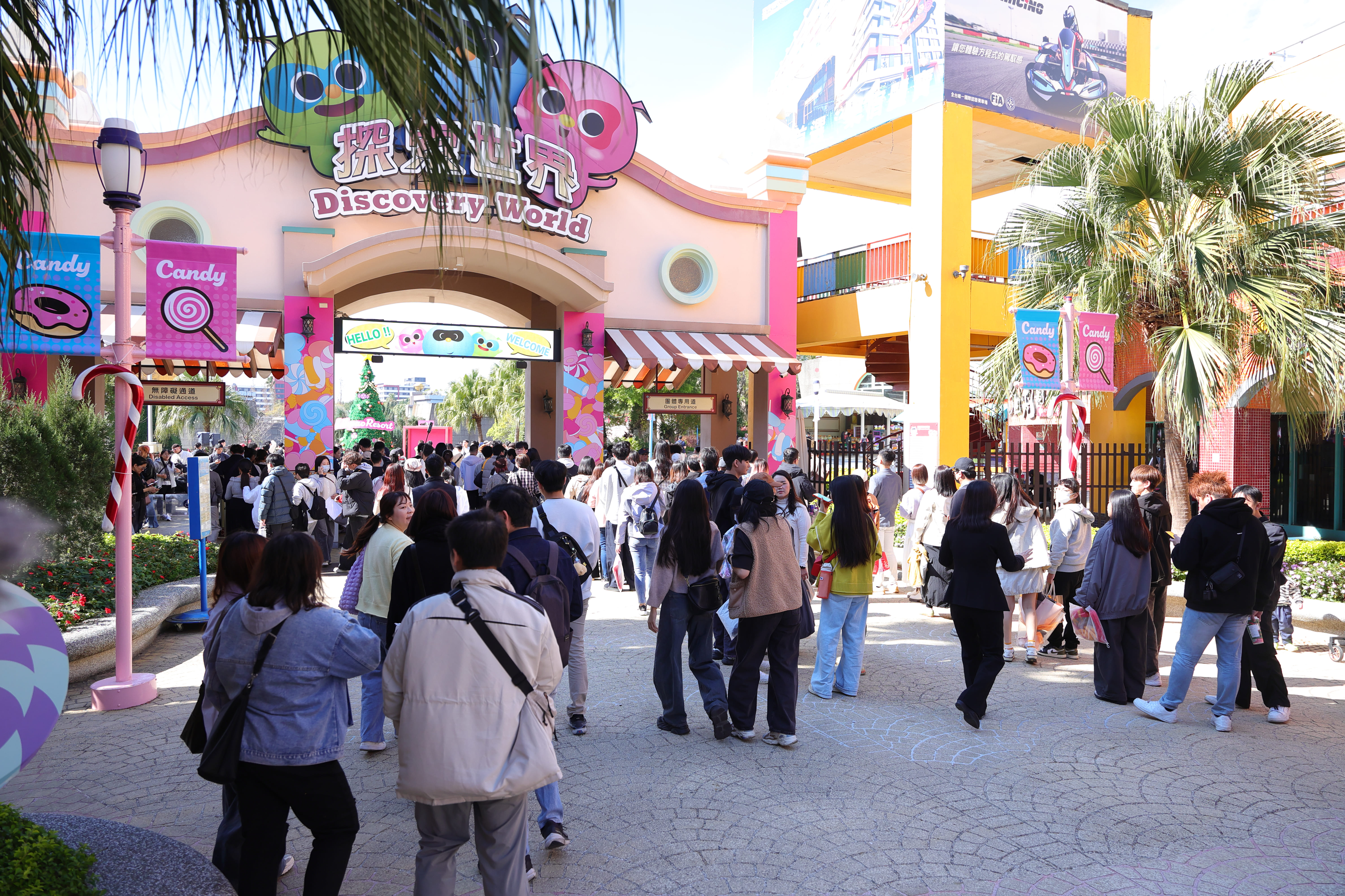 麥當勞安排整座遊樂園,讓麥胞在尾牙大玩特玩。