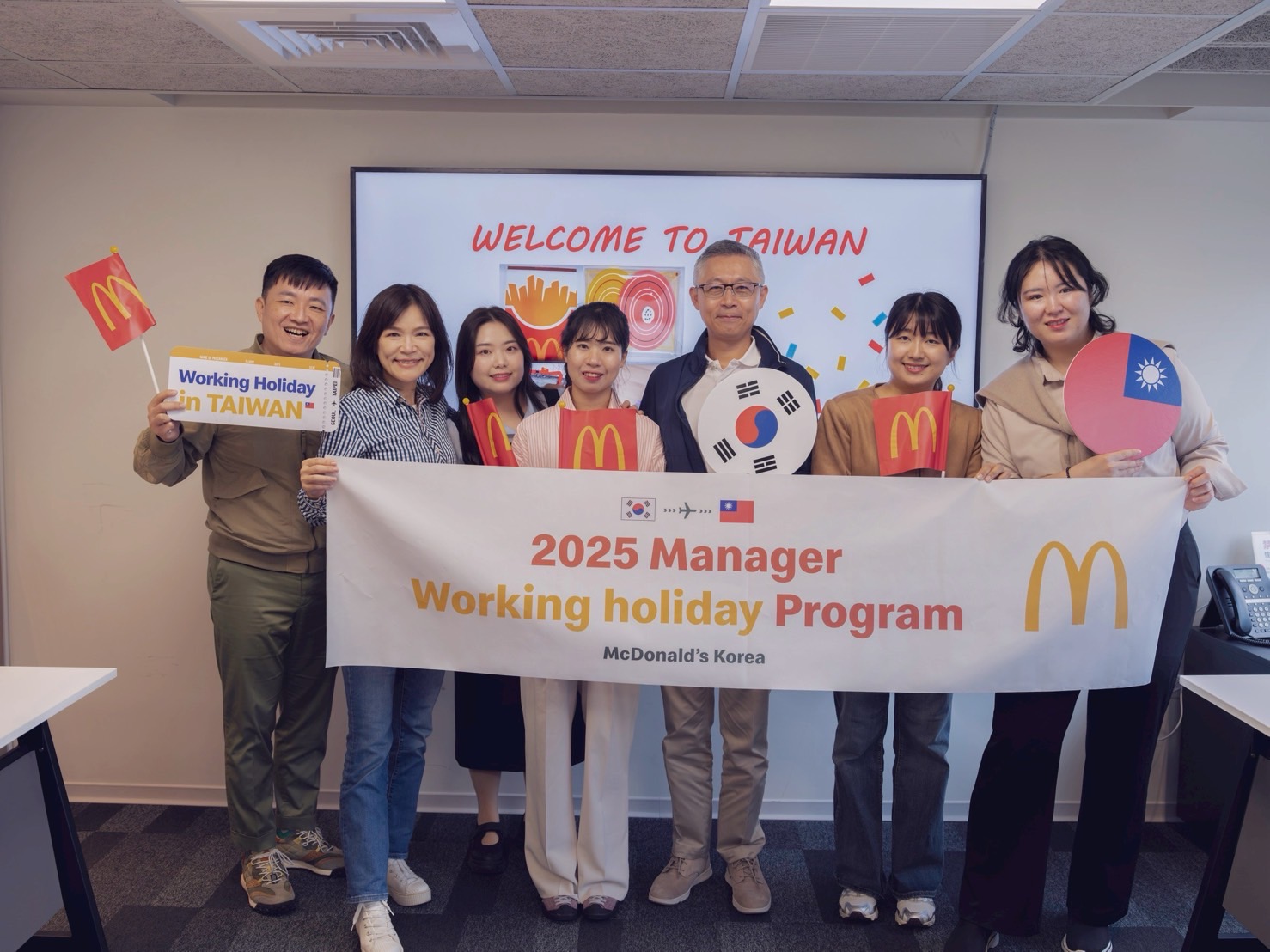 人力資本事業群副總裁連上賀Anthony Lien(右三)、資深協理陳志豪(左一)、北區營運部資深協理郭正馨(左二),與韓國麥胞相見歡。