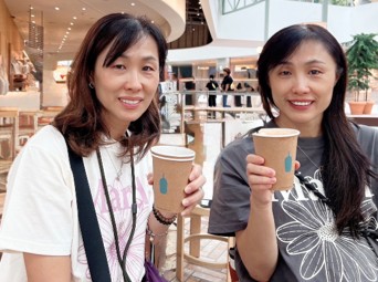 兩人是同卵雙胞胎,剛調換餐廳時經常被認錯成彼此。