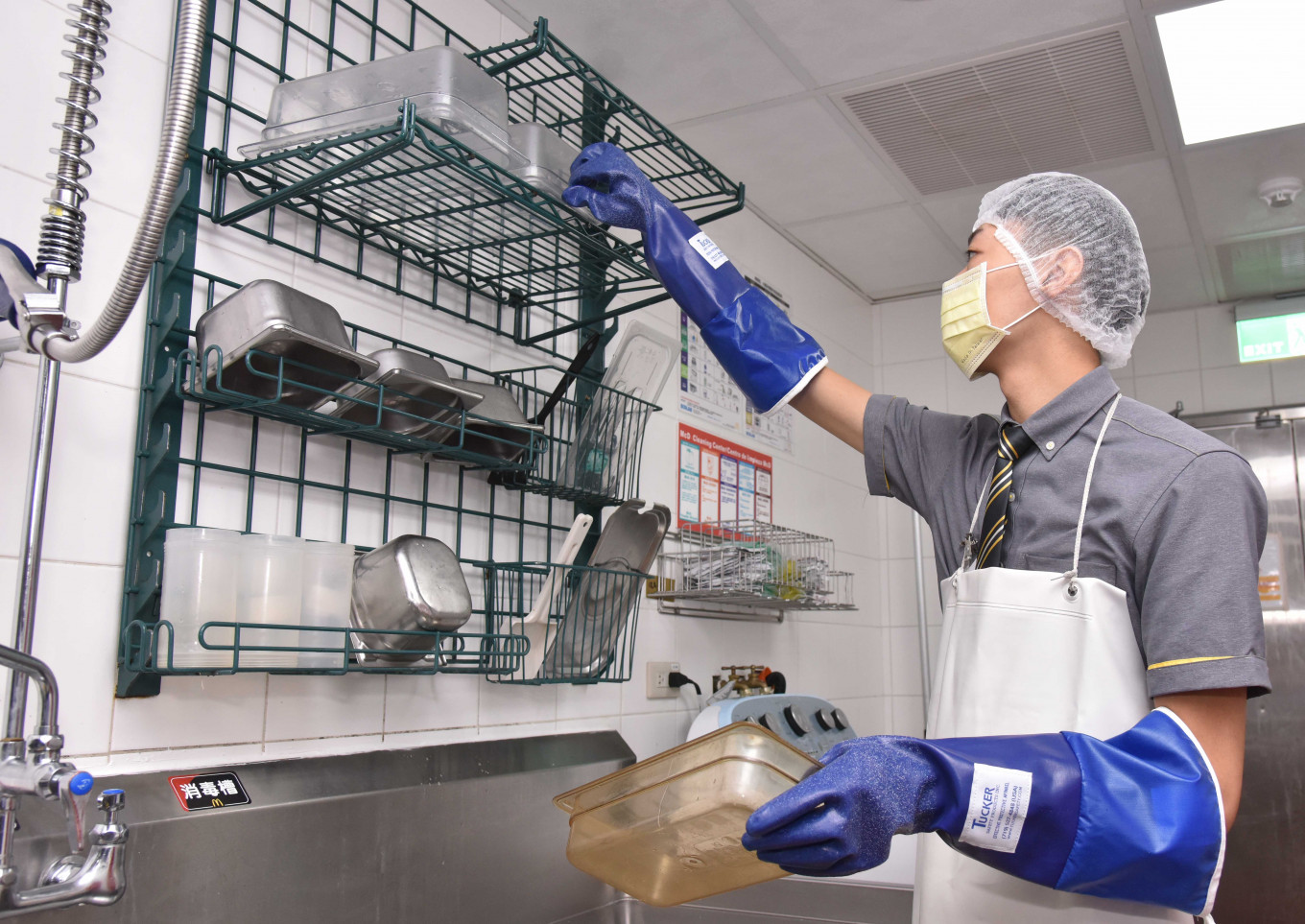 為落實食品安全管理，每4小時必須清洗並替換所有會接觸食品的器具。