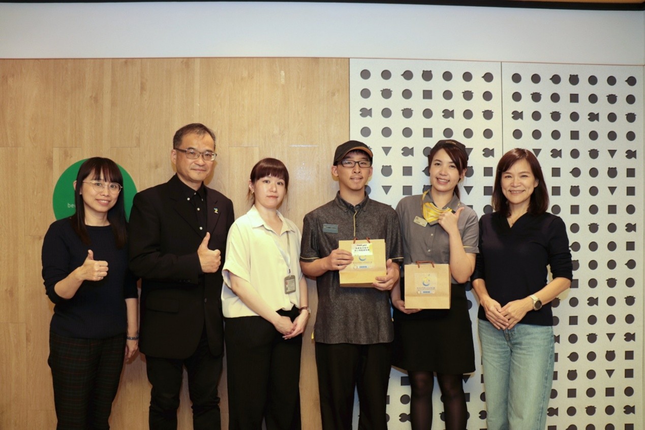 台北市重建處與麥當勞主管及向日葵夥伴合照，右一：麥當勞北區營運部資深協理郭正馨