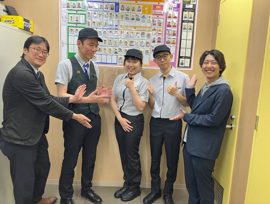 在日本夥伴的帶領下，文媛（中間）及柏融（右二）逐漸適應日本的工作節奏。