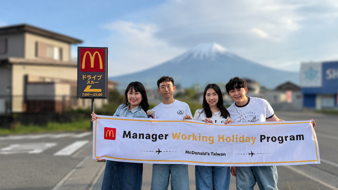 四位麥胞工作之餘走訪富士山，留下難忘的打卡回憶。（左起：鄭文媛、何柏融、梁昀茹、莊士漢）