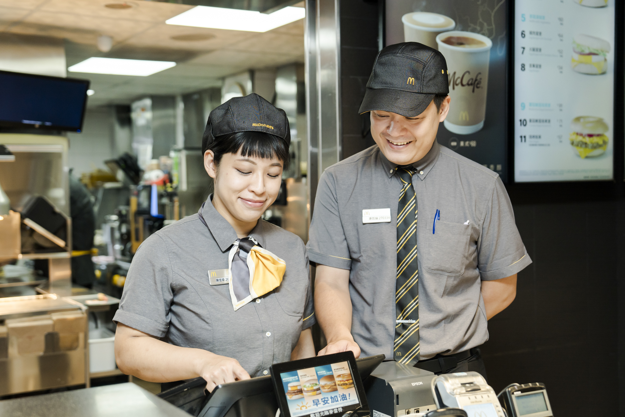 哲綸與餐廳組長陳佳瑜共同操作收銀系統。（左起：陳佳瑜、康哲綸）