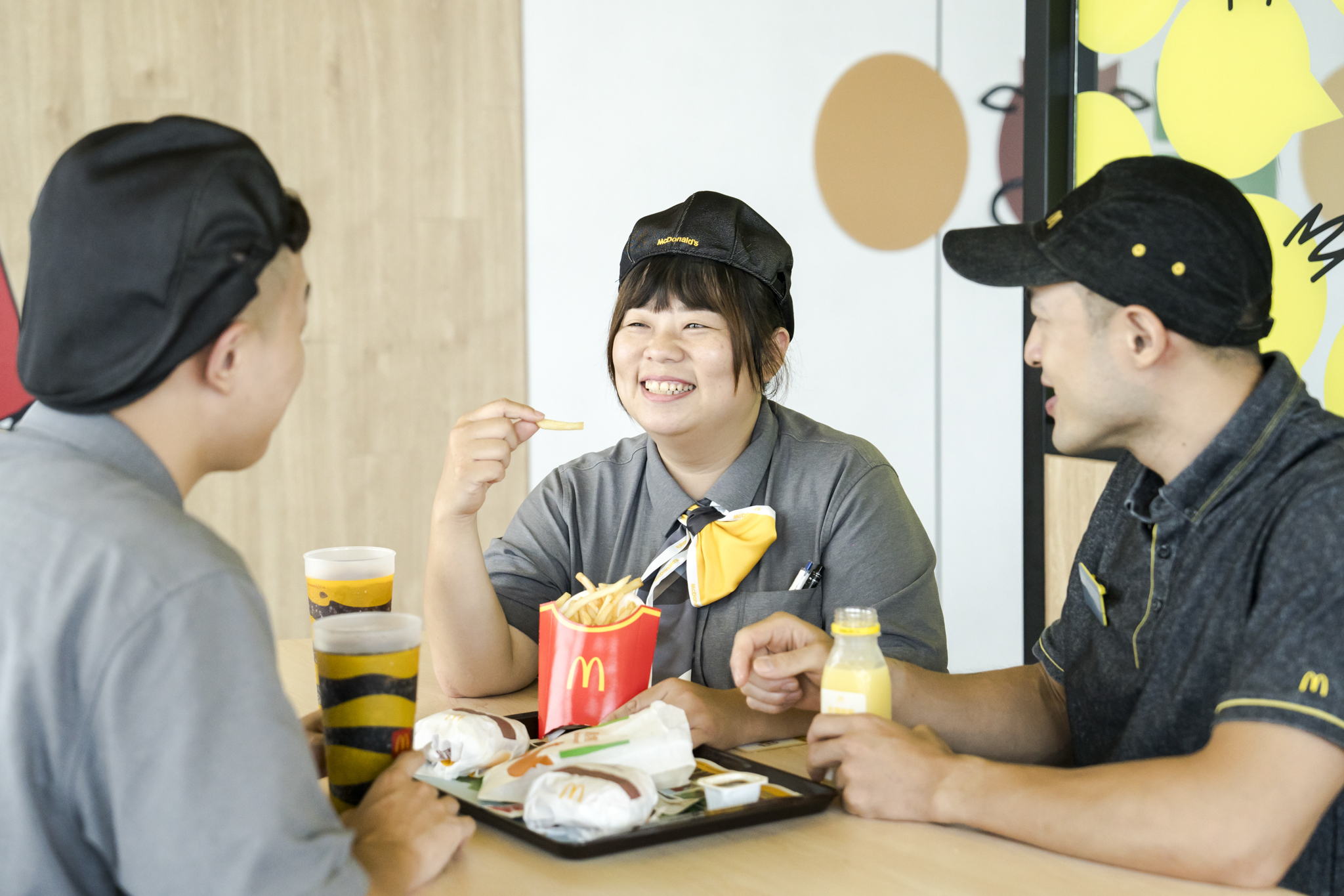 苗栗頭份餐廳詹姵緹在陌生的城市，選擇回到熟悉的麥當勞。（左二：朱家正、詹姵緹、林正修）