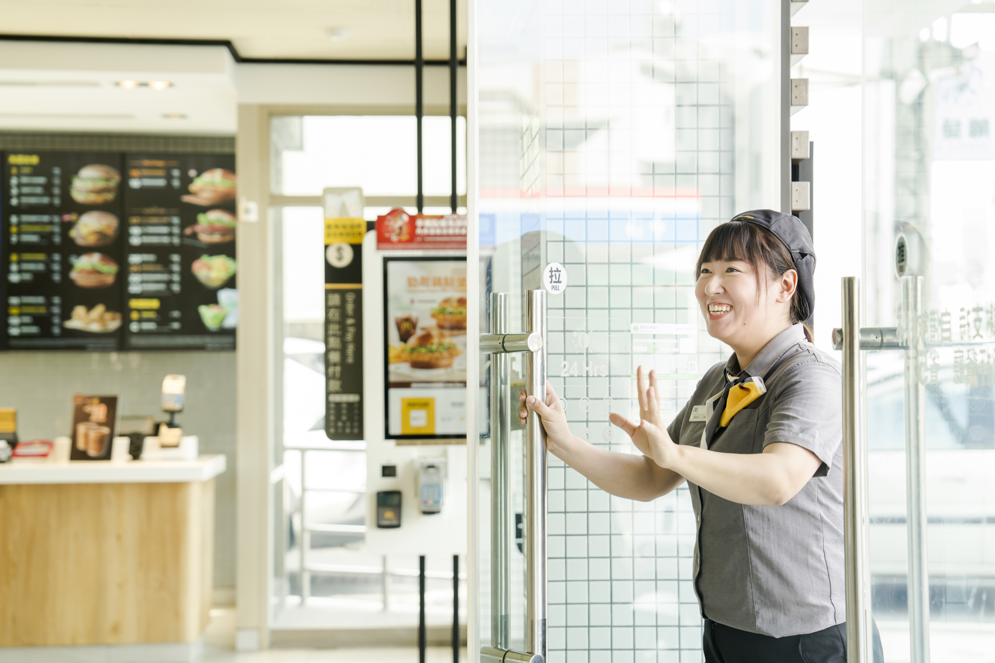 屏東民生餐廳林湘萍走進餐廳，開心地向夥伴們打招呼。