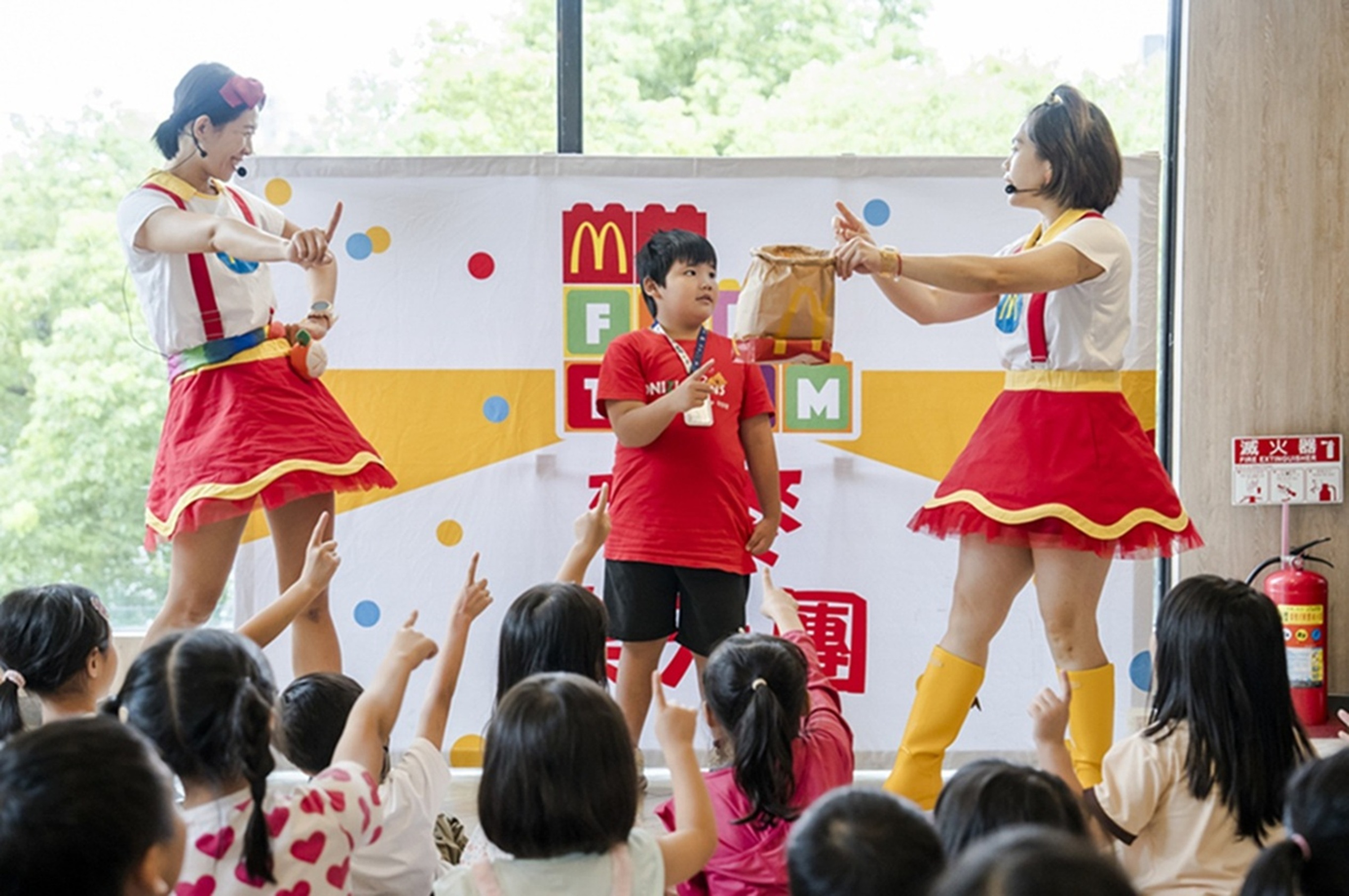 小朋友開心享受麥麥樂天團互動表演，現場笑聲不斷、氣氛熱絡。