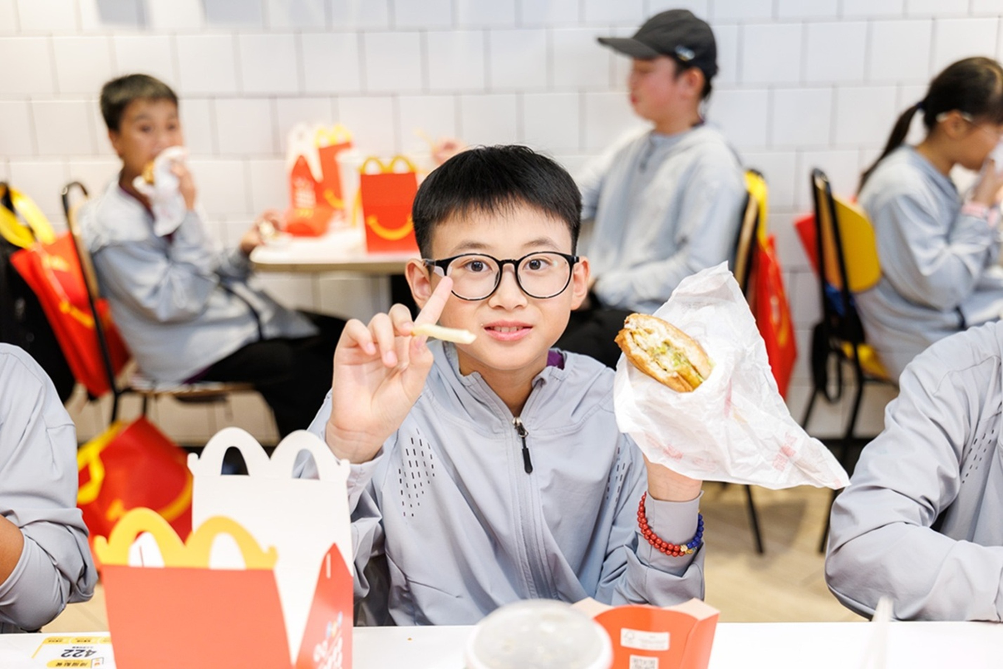 學生歡聚餐桌享用美味，為畢業旅行留下特別的回憶。