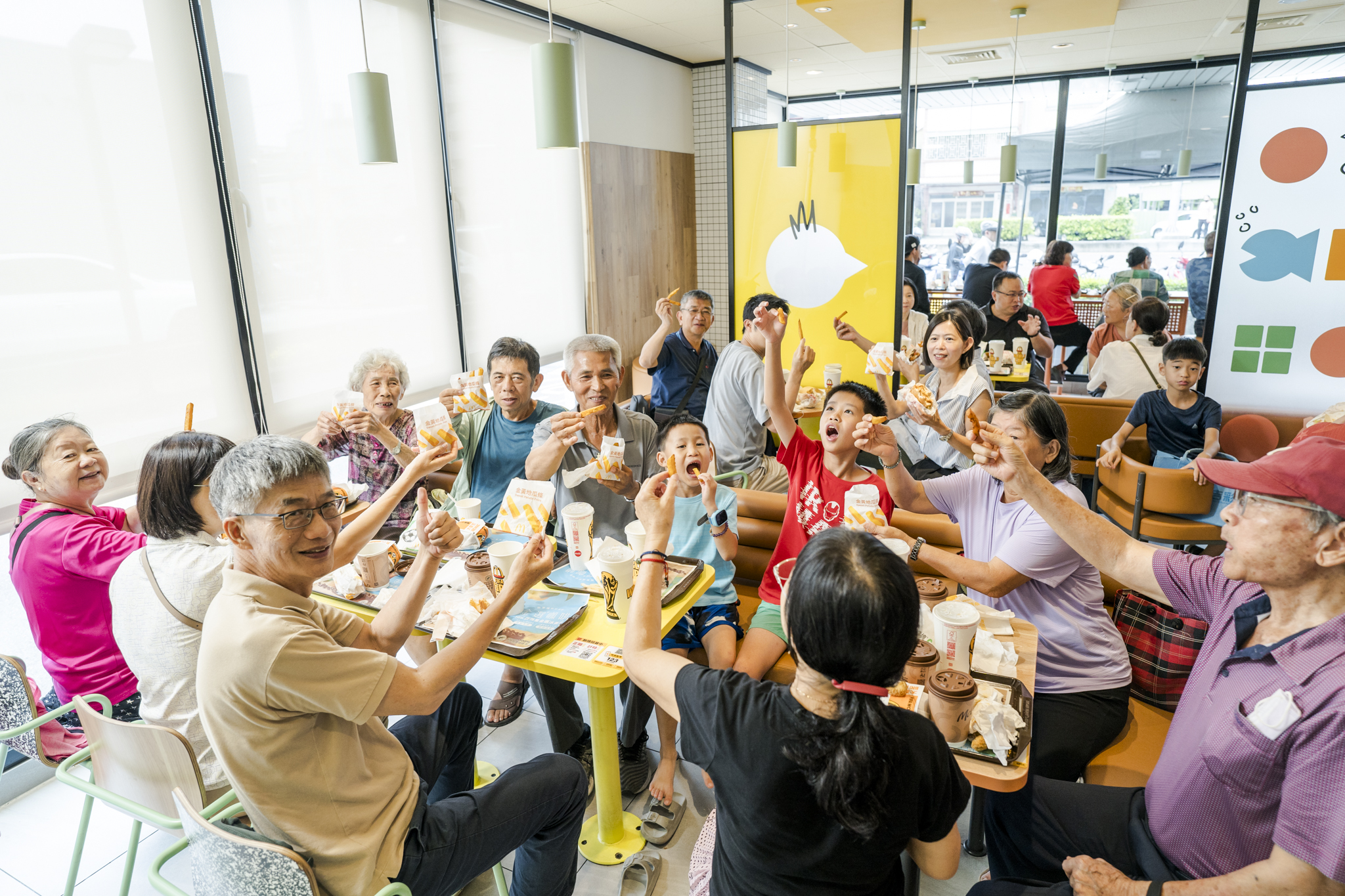 台灣麥當勞邀請農民與家人至產地附近的麥當勞餐廳，一起享用美味的地瓜產品。